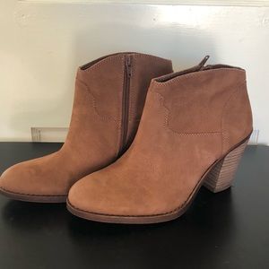 NWOT Lucky Brand cognac ankle boots